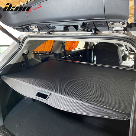 IKON MOTORSPORTS, Rear Cargo Cover Compatible With 2020-2025 Toyota Highlander, Retractable Rear Trunk Security Cargo Cover Luggage Shade Black PVC & ABS & Aluminum CF Texture Style, 2021